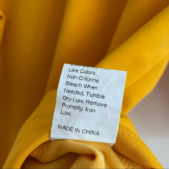 NWOT 🌻 Puff-sleeve blouse - Picture 8 of 9